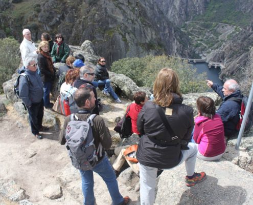 0074_José_Simón_explicando_el_funcionamiento_de_la_presa_y_central_hidraúlica_de_Aldeadávila