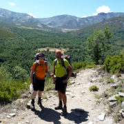 P1070865_Toño_y_Juan_en_el_inicio_de_la_marcha_por_la_garganta_de_los_Caballeros