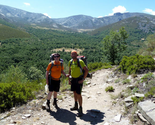 P1070865_Toño_y_Juan_en_el_inicio_de_la_marcha_por_la_garganta_de_los_Caballeros