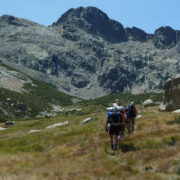 P1070894_Llegando_a_la_laguna._Al_fondo_en_el_centro_el_Juraco_2.383m