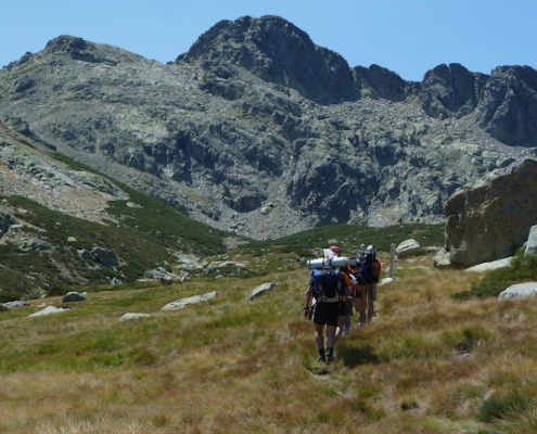 P1070894_Llegando_a_la_laguna._Al_fondo_en_el_centro_el_Juraco_2.383m