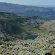 P1070914_Javier_observa_la_laguna_del_Barco_y_la_garganta_de_la_Vega