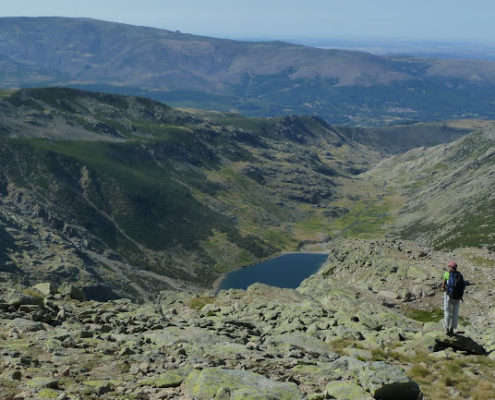 P1070914_Javier_observa_la_laguna_del_Barco_y_la_garganta_de_la_Vega