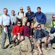P1070922_En_la_cima_de_la_Covacha__Rafa__Félix__Miguel__Ricardo__Pablo_y_Javier__sentados_Toño__Diana_y_Fernando
