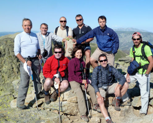 P1070922_En_la_cima_de_la_Covacha__Rafa__Félix__Miguel__Ricardo__Pablo_y_Javier__sentados_Toño__Diana_y_Fernando