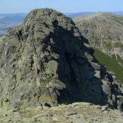 P1070923_El_Juraco__detrás_el_Cerrojillo_2.354m_y_el_Alto_del_Corral_del_Diablo_2.366m__las_cimas_del_domingo