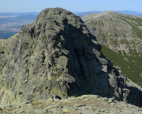 P1070923_El_Juraco__detrás_el_Cerrojillo_2.354m_y_el_Alto_del_Corral_del_Diablo_2.366m__las_cimas_del_domingo