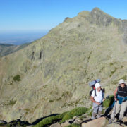 P1070948_Félix_y_Kim_durante_la_subida_con_la_Covacha_y_el_Juraco_detrás