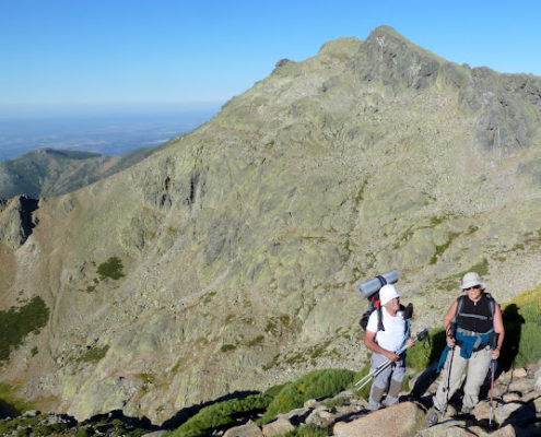 P1070948_Félix_y_Kim_durante_la_subida_con_la_Covacha_y_el_Juraco_detrás