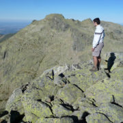 P1070954_Pablo_en_el_Cerrojillo_se_asoma_al_circo_de_los_Caballeros._La_Azagaya__2.367m__justo_detras_de_él.