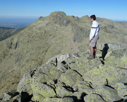 P1070954_Pablo_en_el_Cerrojillo_se_asoma_al_circo_de_los_Caballeros._La_Azagaya__2.367m__justo_detras_de_él.