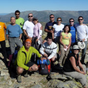 P1070961_El_grupo_en_el_Alto_del_Corral_del_Diablo._Detrás_la_sierra_de_Béjar
