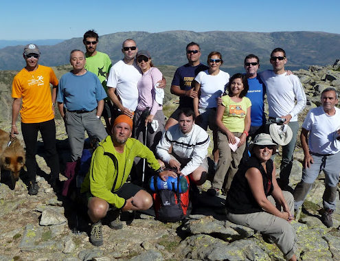 P1070961_El_grupo_en_el_Alto_del_Corral_del_Diablo._Detrás_la_sierra_de_Béjar