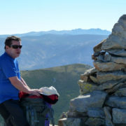 P1070973_Toño_en_la_cima_del_Alto_del_Corral_de_Diablo_con_el_Alto_Gredos_al_fondo