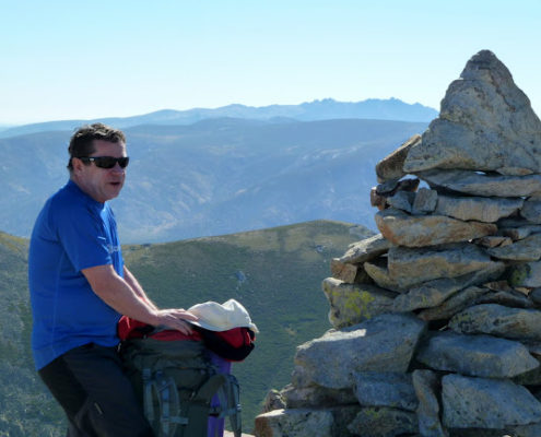 P1070973_Toño_en_la_cima_del_Alto_del_Corral_de_Diablo_con_el_Alto_Gredos_al_fondo