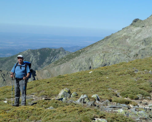 P1070978_Rafael_con_la_Vera__Extremadura_y_la_Covacha_al_fondo