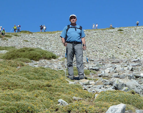 P1070980_Rafa_entre_el_canchal_y_la_cambronera__Echinospartum_barnadessi___endemismo_gredense