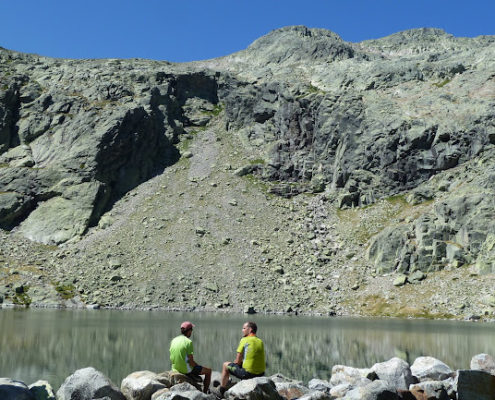 P1070996_Javier_y_Juan_contemplan_el_Corral_y_la_laguna_de_la_Nava