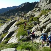 Saliendo_de_la_Lagunilla_Alta_por_un_balcón_herboso