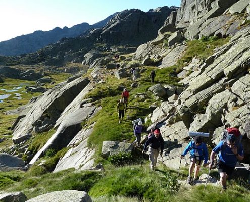 Saliendo_de_la_Lagunilla_Alta_por_un_balcón_herboso