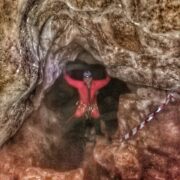 Alberto Gómez Borrero dentro de la cueva. Machaypampa