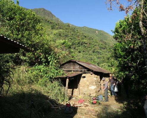 Chacra de la familia Huamán y en lo alto nuestro objetivo