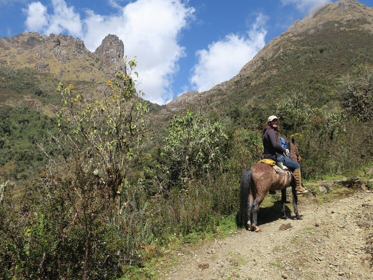 El camino pasa ante el apu Chacanticra