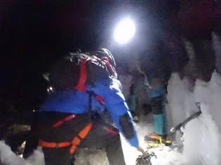 Vestidos con nuestro traje de luces particular salimos a la intemperie, al regazo de la montaña. Vestidos con nuestro traje de luces particular salimos a la intemperie, al regazo de la montaña.