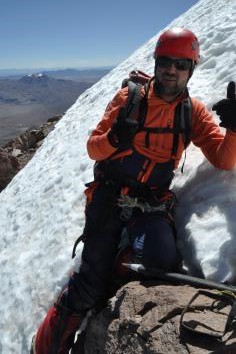 El crujido de los crampones al rasgar la superficie de la nieve es música para mis oídos. El crujido de los crampones al rasgar la superficie de la nieve es música para mis oídos.