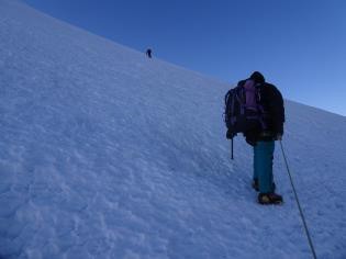 El ascenso por la infinita pendiente lo vamos realizando en zig-zags y se hace eterno El ascenso por la infinita pendiente lo vamos realizando en zig-zags y se hace eterno