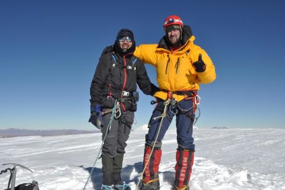 Abrazado a mis compañeros de cordada Abrazado a mis compañeros de cordada