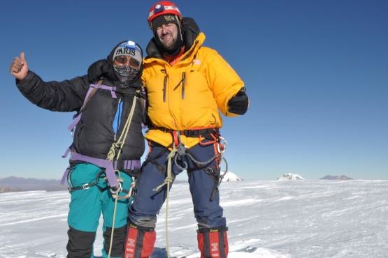 Abrazado a mis compañeros de cordada Abrazado a mis compañeros de cordada