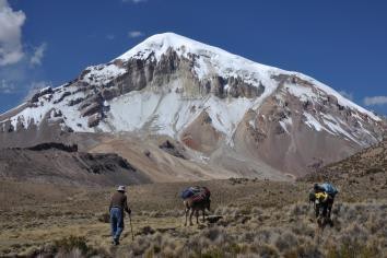 niciamos el trekking hacia la base de la montaña, sobre las 13:30 niciamos el trekking hacia la base de la montaña, sobre las 13:30