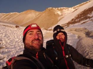 Juan y Omar ascendiendo al Acotango