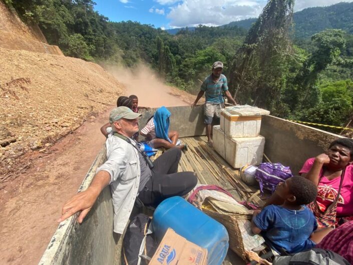 Traslado en camión. Foto: Christophe Thébaud