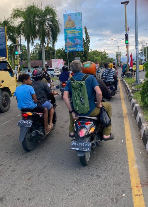 Nos desplazamos en “gojek”, 0,60€ por trayecto :)