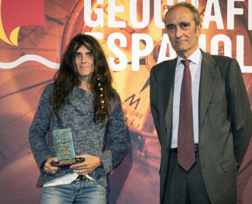 Silvia Vidal, Miembro de Honor SGE 2021-2022, recoge el premio de manos de Salvador García-Atance, exPresidente de la SGE