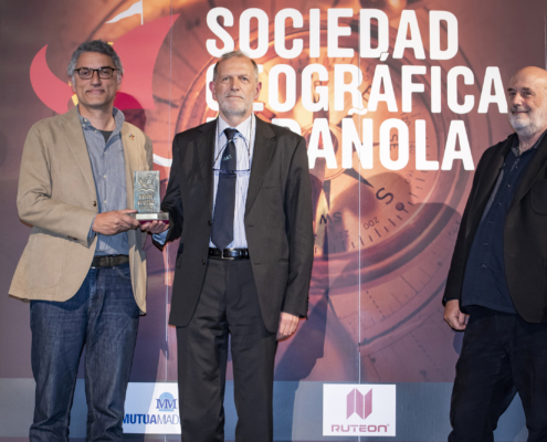 Eloy Revilla, Director de la Estación Biológica de Doñana, y Borja Heredia, Consejero Técnico del Ministerio para la Transición Ecológica y el Reto Demográfico, recogen la mención especial del jurado de la SGE a las especies migratorias. Les entregó el Premio Carlos de Hita, Premio Imagen SGE 2020-2021- -PREMIOS SGE 2021-2022MADRID_ 2023