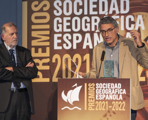 Eloy Revilla, Director de la Estación Biológica de Doñana, y Borja Heredia, Consejero Técnico del Ministerio para la Transición Ecológica y el Reto Demográfico, recogen la mención especial del jurado de la SGE a las especies migratorias -PREMIOS SGE 2021-2022MADRID_ 2023