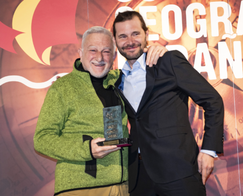 Javier Cacho, Premio Comunicación SGE 2021-2022, recoge el reconocimiento de manos de Raúl Martín, miembro de la Junta Directiva de la SGE -PREMIOS SGE 2021-2022MADRID_ 2023