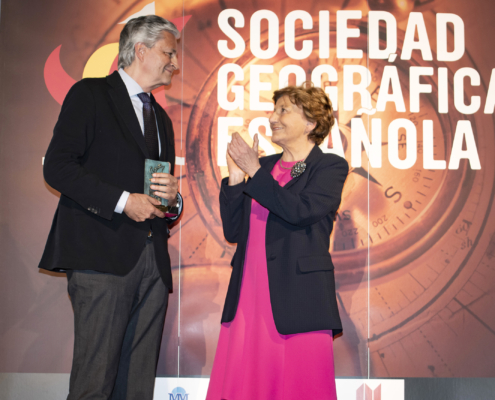 Rafael Mata, Premio Nacional SGE 2021-2022, recoge el galardón de manos de Josefina Gómez-Mendoza, Premio Nacional SGE 2014 -PREMIOS SGE 2021-2022MADRID_ 2023