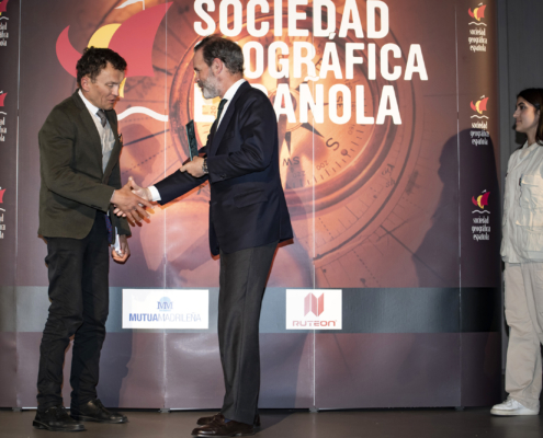 Sylvain Tesson, Premio Internacional SGE 2021-2022, recoge el galardón de manos de Juan Ignacio Entrecanales, Presidente de la SGE -PREMIOS SGE 2021-2022MADRID_ 2023