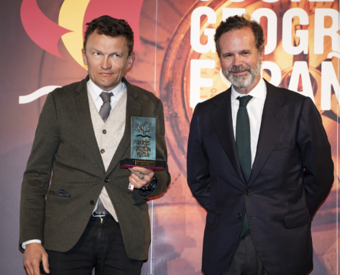 Sylvain Tesson, Premio Internacional SGE 2021-2022, recoge el galardón de manos de Juan Ignacio Entrecanales, Presidente de la SGE -PREMIOS SGE 2021-2022MADRID_ 2023